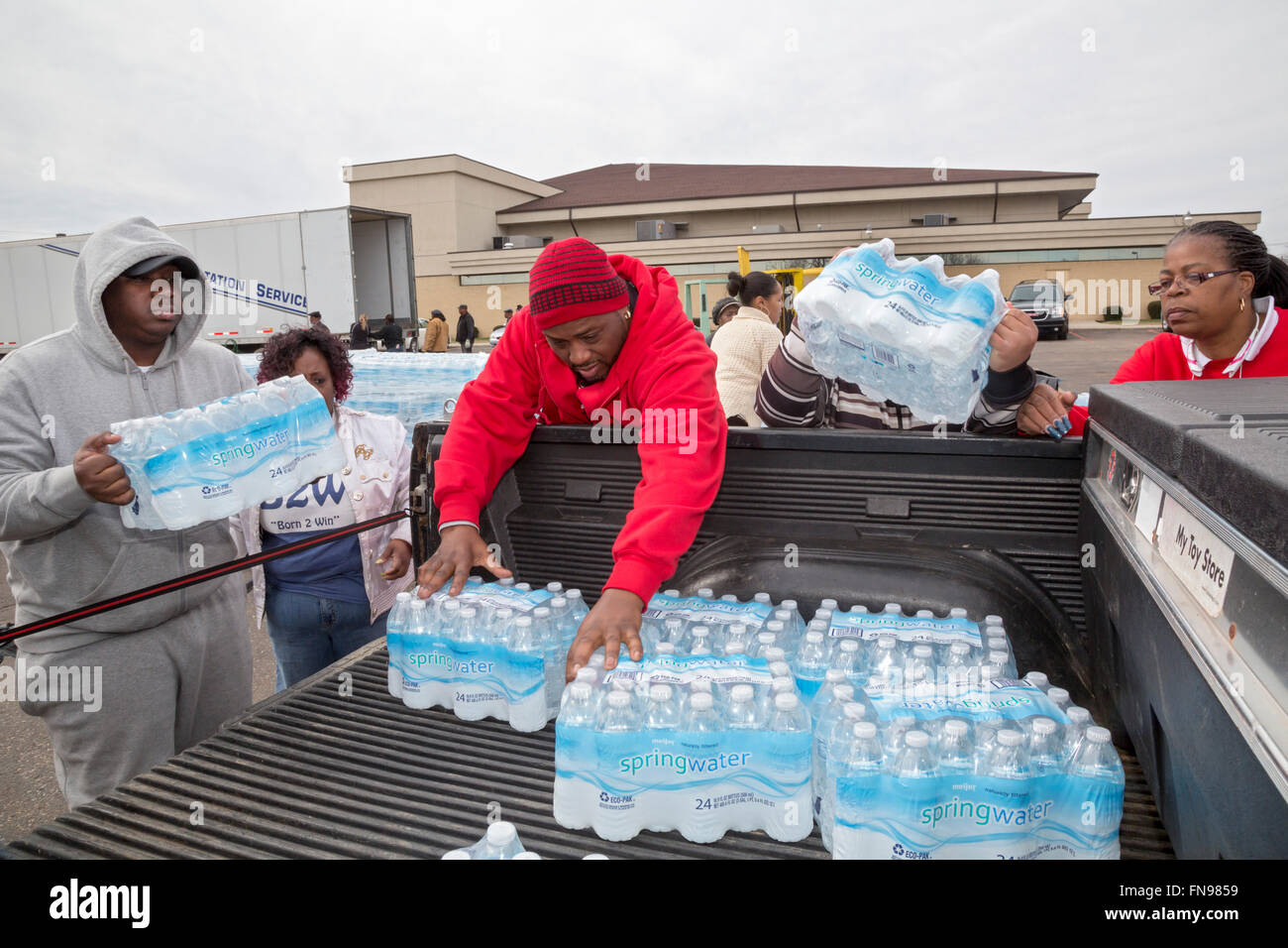 Flint, Michigan - Bénévoles de Full Gospel Baptist Churches in Michigan distribuer de l'eau embouteillée aux résidants de silex. Banque D'Images