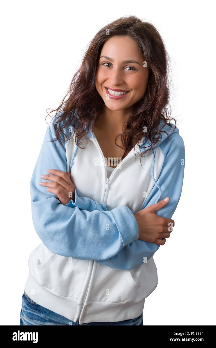 Jeune femme confiante au charme naturel posant sur un fond blanc. Banque D'Images