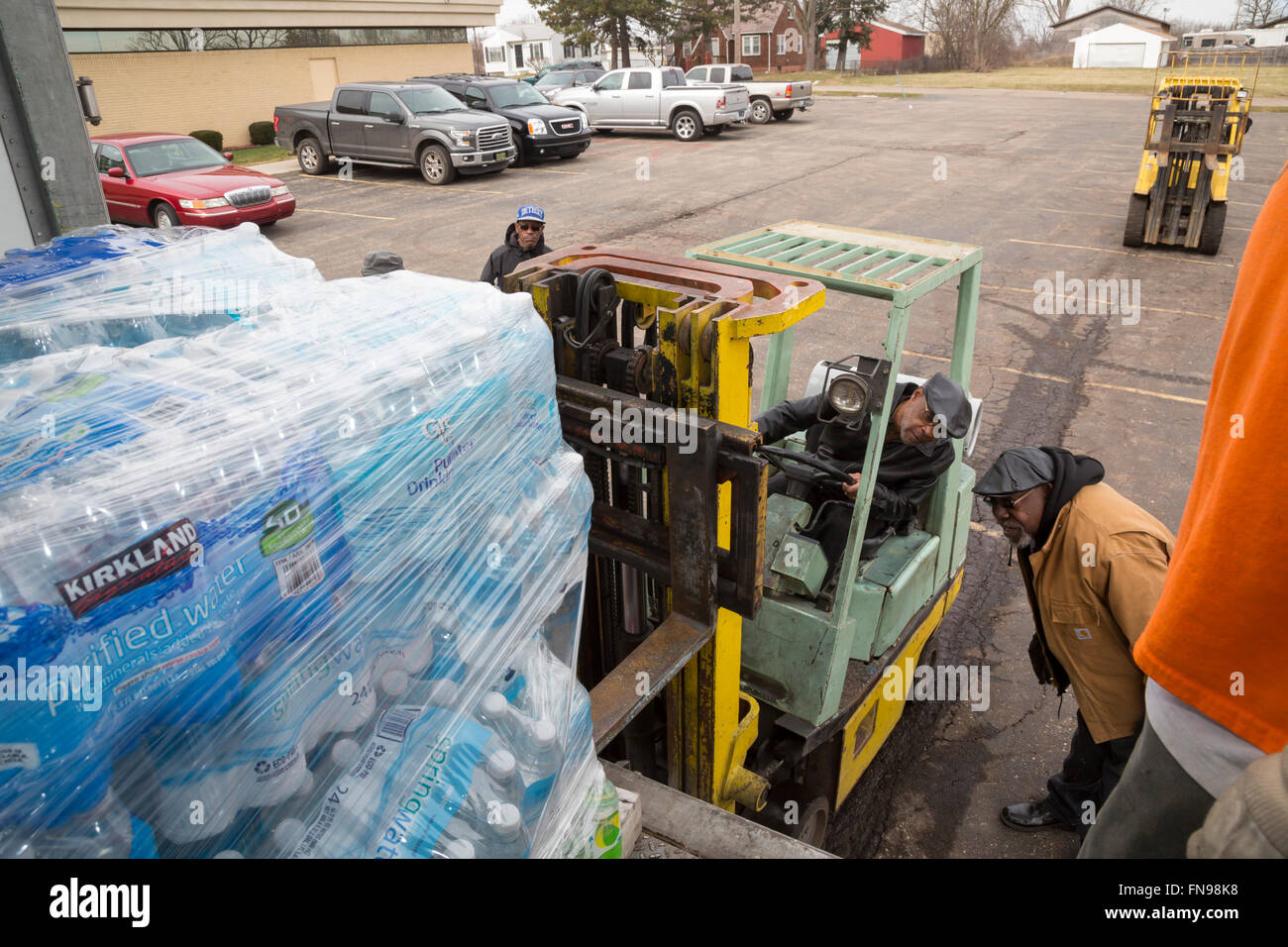 Flint, Michigan - Bénévoles de Full Gospel Baptist Churches in Michigan distribuer de l'eau embouteillée aux résidants de silex. Banque D'Images