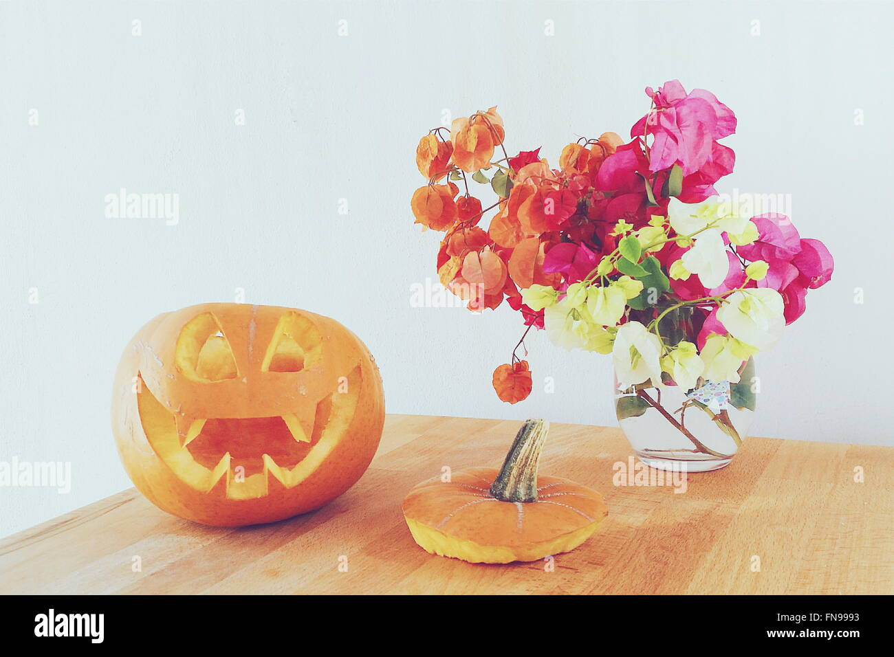 Jack-o-lantern pumpkin et fleurs Banque D'Images