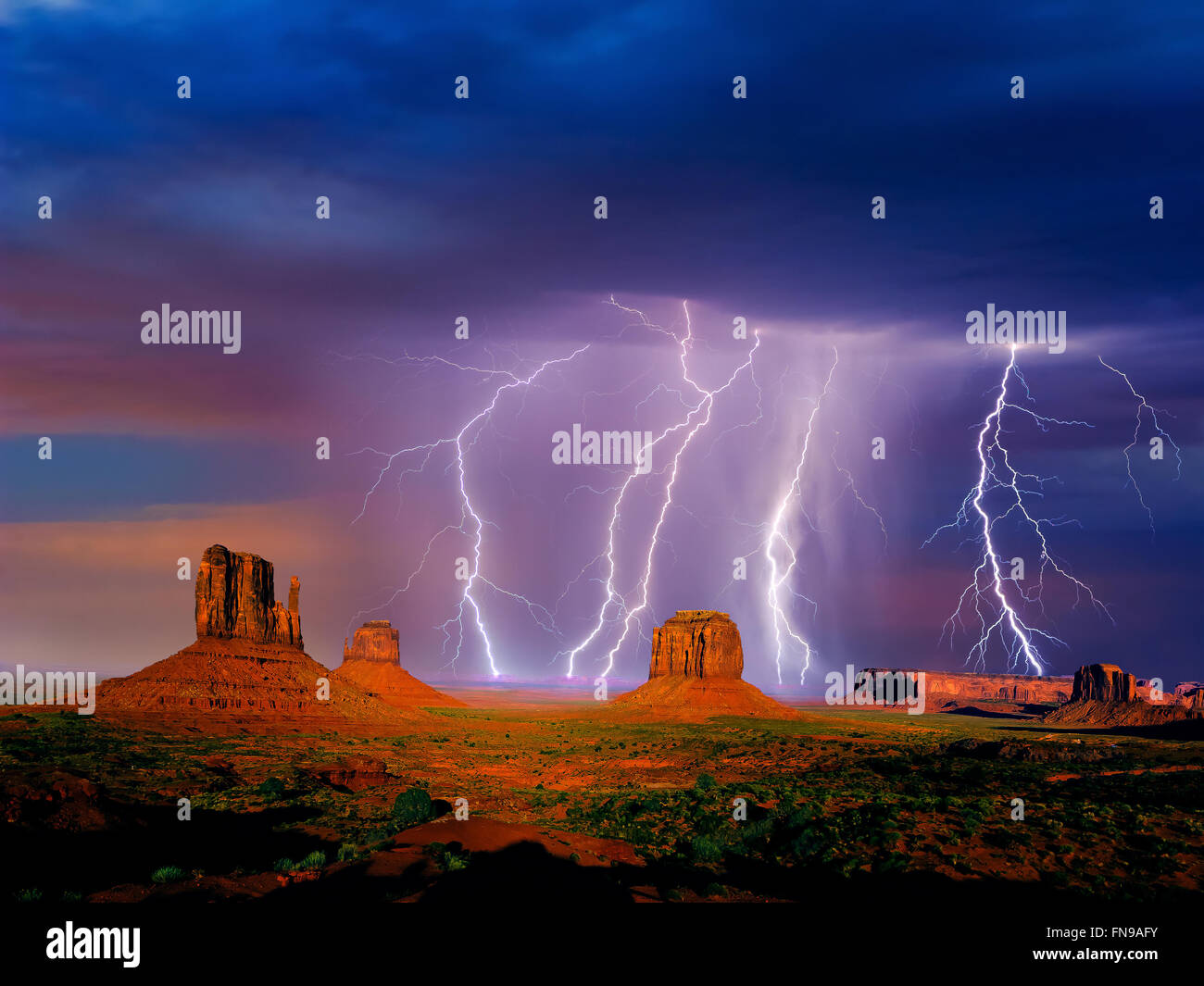 La foudre surmonte les Mittens et Merrick Butte, Monument Valley, frontière de l'Utah en Arizona, États-Unis Banque D'Images