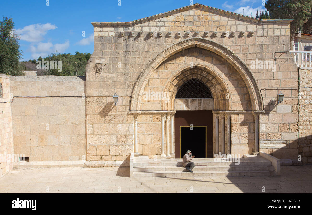 Jérusalem, Israël - 3 mars 2015 : l'Eglise orthodoxe tombe de la Vierge Marie sous le mont des Oliviers et le mendiant. Banque D'Images