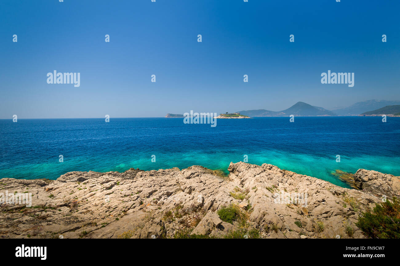 La mer Adriatique et la côte rocheuse vieille forteresse ruines sur une petite île Banque D'Images