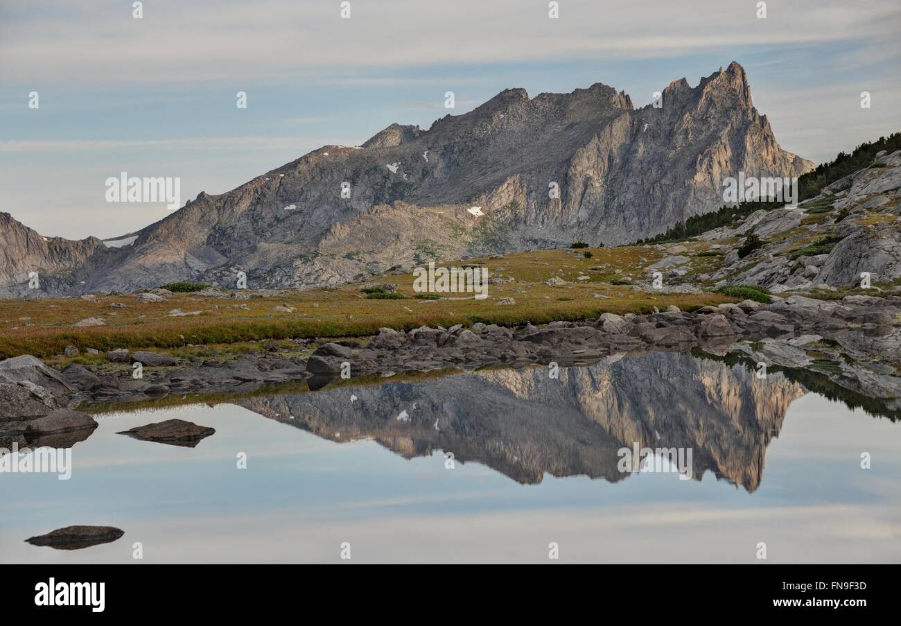 Warbonnet Peak se reflète dans un Tarn près de Temple Lake, dans la forêt nationale de Bridger-Teton, Wyoming, États-Unis Banque D'Images