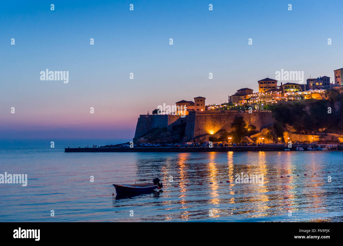 Forteresse de la vieille ville d'Ulcinj, après le coucher du soleil. Banque D'Images