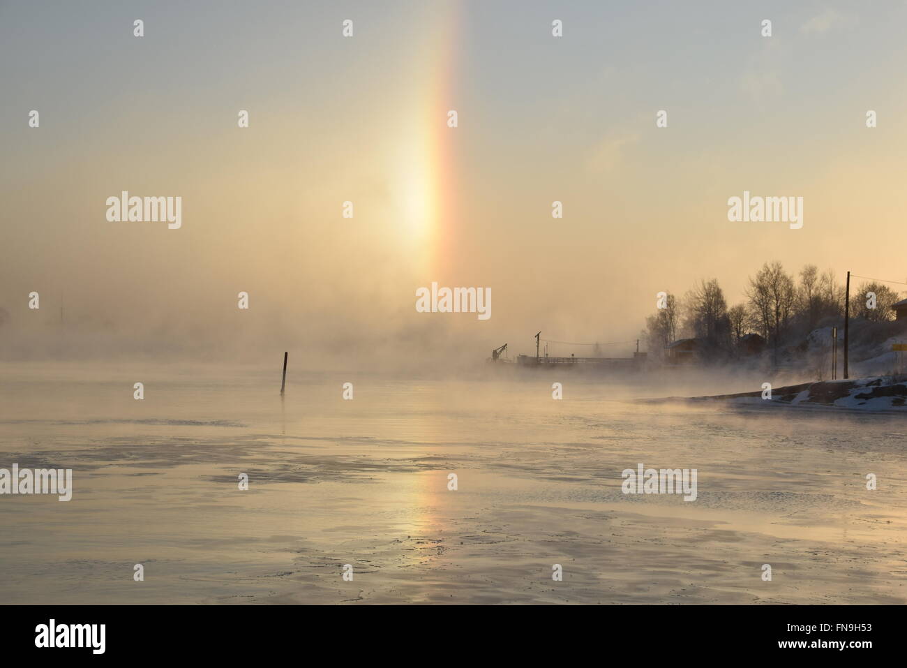 Loi de la nature soudaine - frosty mist et arc-en-ciel sur une surface non gelés à Helsinki Banque D'Images