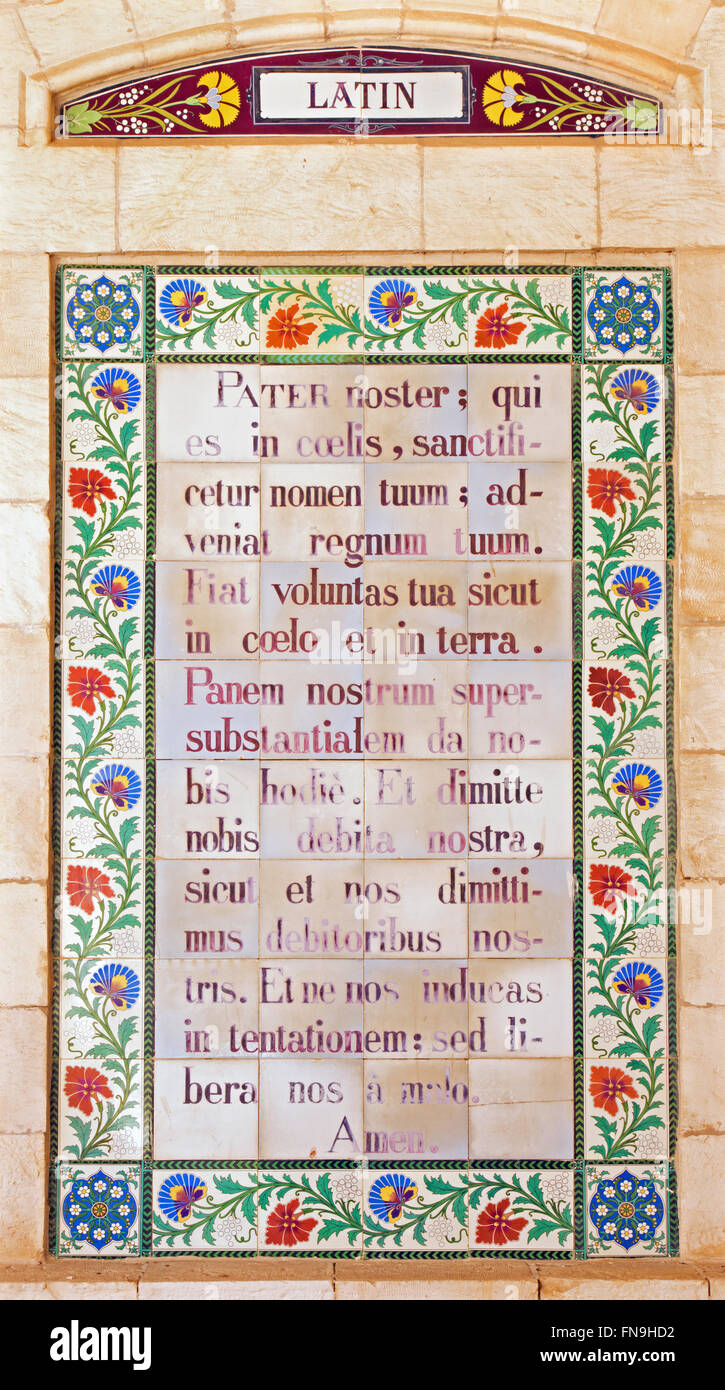 Jérusalem, Israël - 3 mars 2015 : l'Amérique prière du Seigneur dans l'atrium de l'Église du Pater Noster, sur le Mont des Oliviers. Banque D'Images