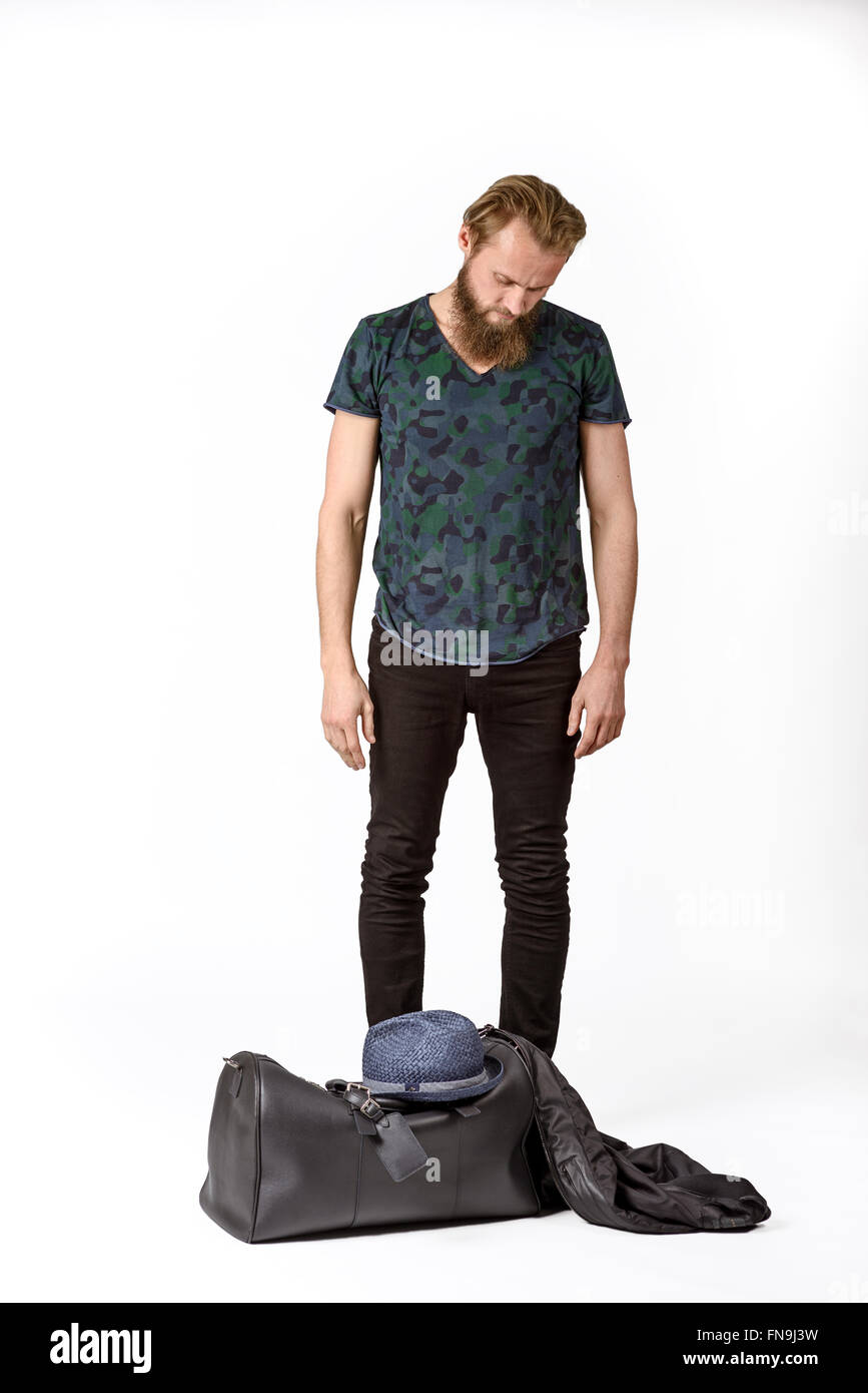 Hipster homme regardant vers le bas veste, sac et chapeau Banque D'Images Hipster homme regardant vers le bas veste, sac et chapeau Banque D'Images