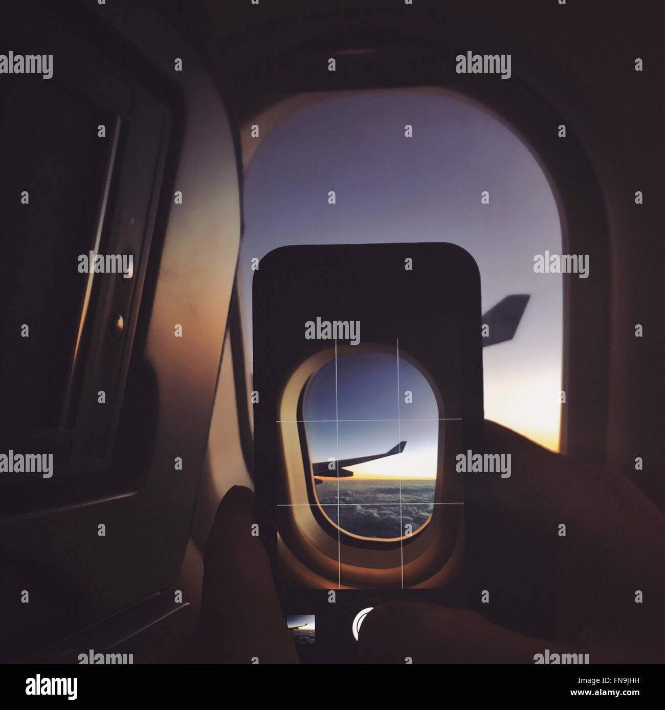 Personne prendre photo sur téléphone mobile avec l'avion Banque D'Images