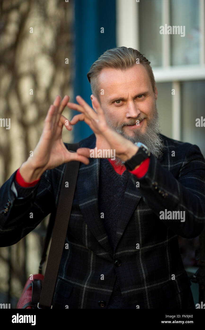 Hipster Man making heart shape with hands Banque D'Images Hipster Man making heart shape with hands Banque D'Images