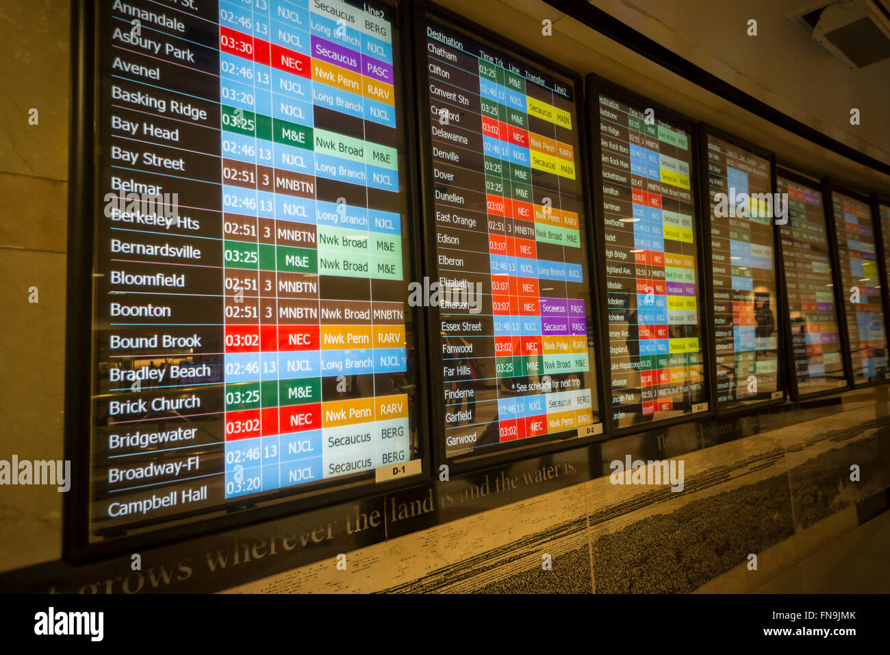 L'horaire des trains dans la gare de NJ Transit à Penn Station à New York  le Mardi, Mars 8, 2016. New Jersey Transit les cheminots sur la  planification de la suppression le