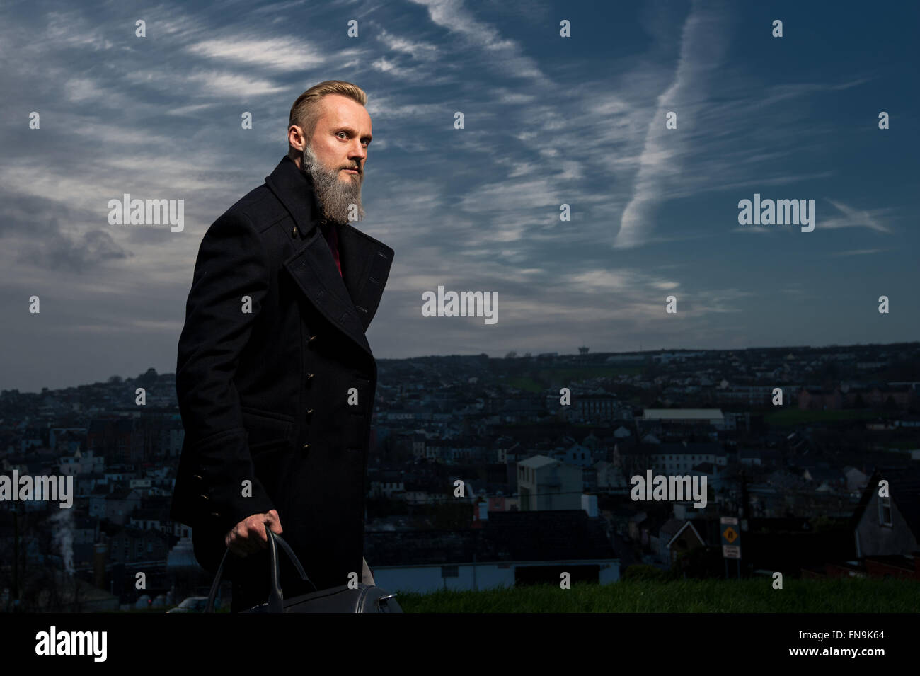 Hipster man standing in park avec sac Banque D'Images Hipster man standing in park avec sac Banque D'Images