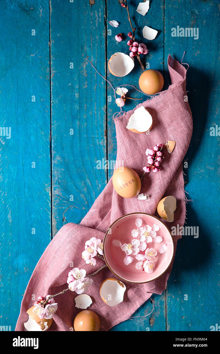 Décoration de printemps pâques avec des fleurs, des pétales et des coquilles Banque D'Images