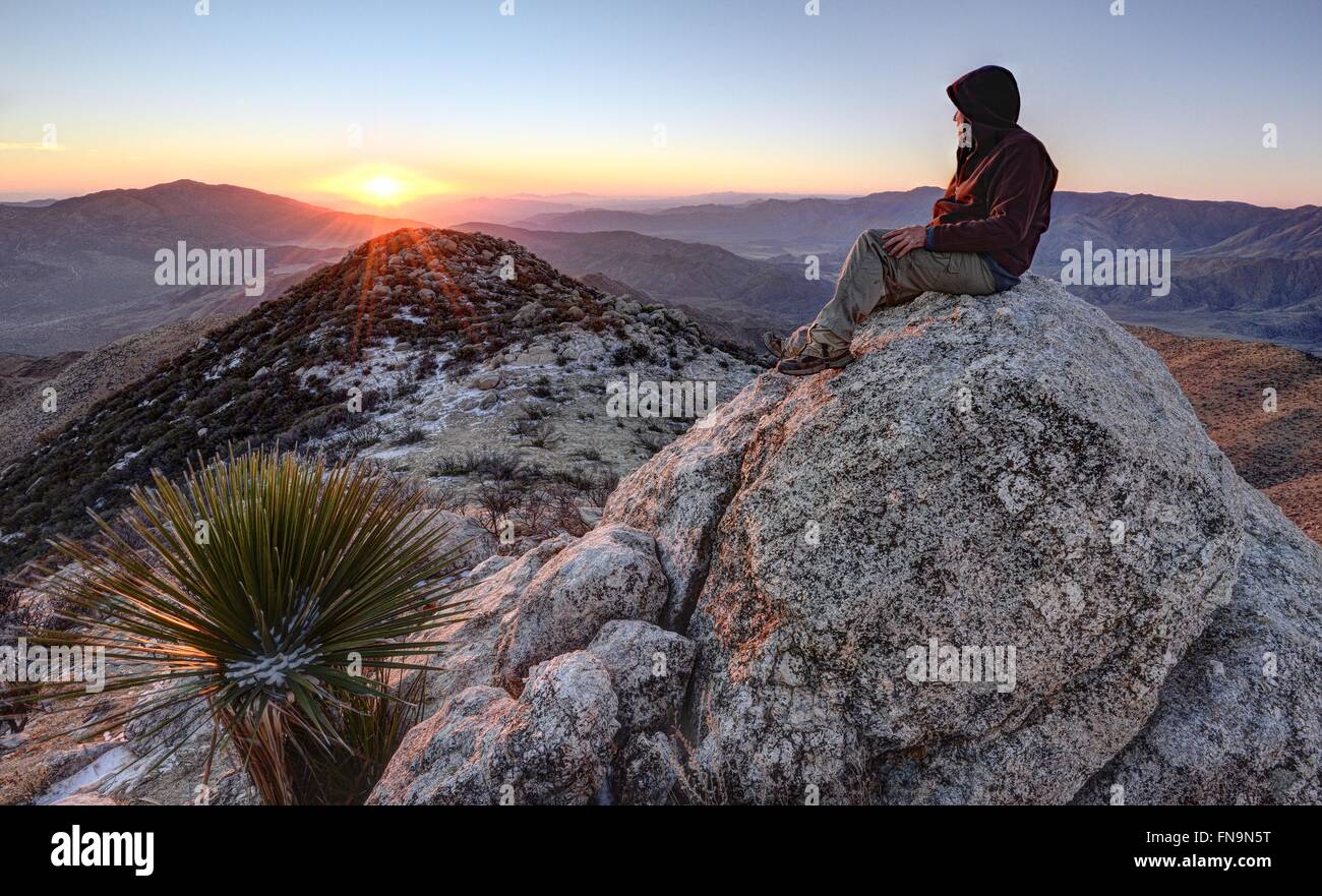 Homme assis sur granite peak, Anza-Borrego Desert State Park, Californie, USA Banque D'Images