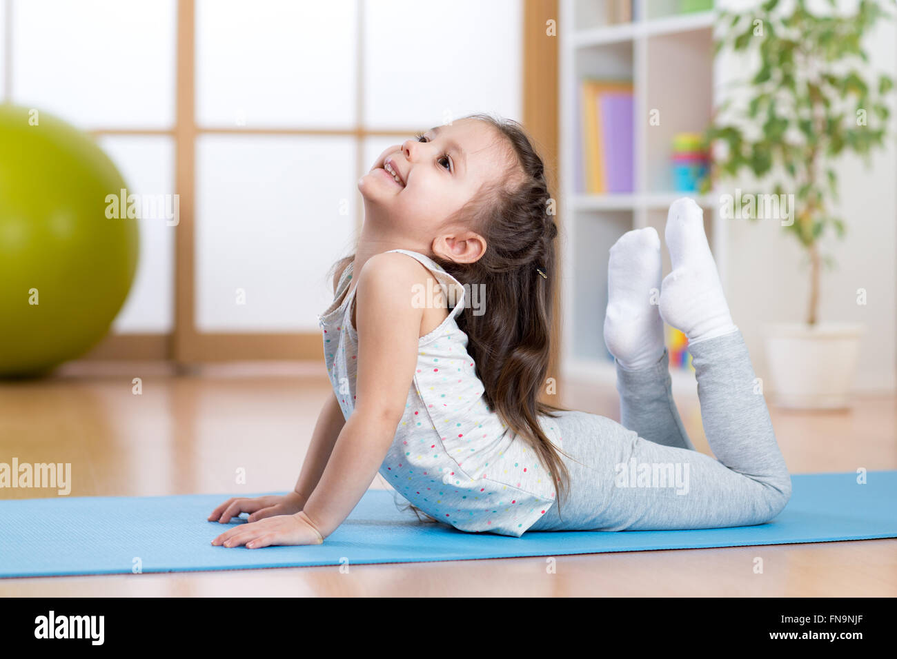 Kid girl doing gymnastics Banque D'Images