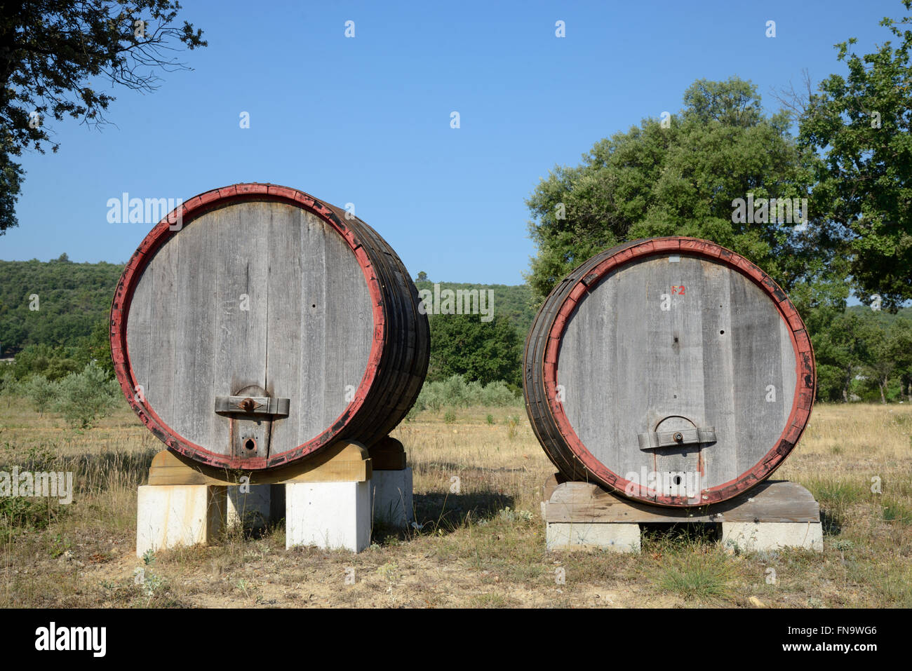 Vieux tonneaux de vin sur la route en face de vignobles près Ollières dans le département du Var Provence France Banque D'Images