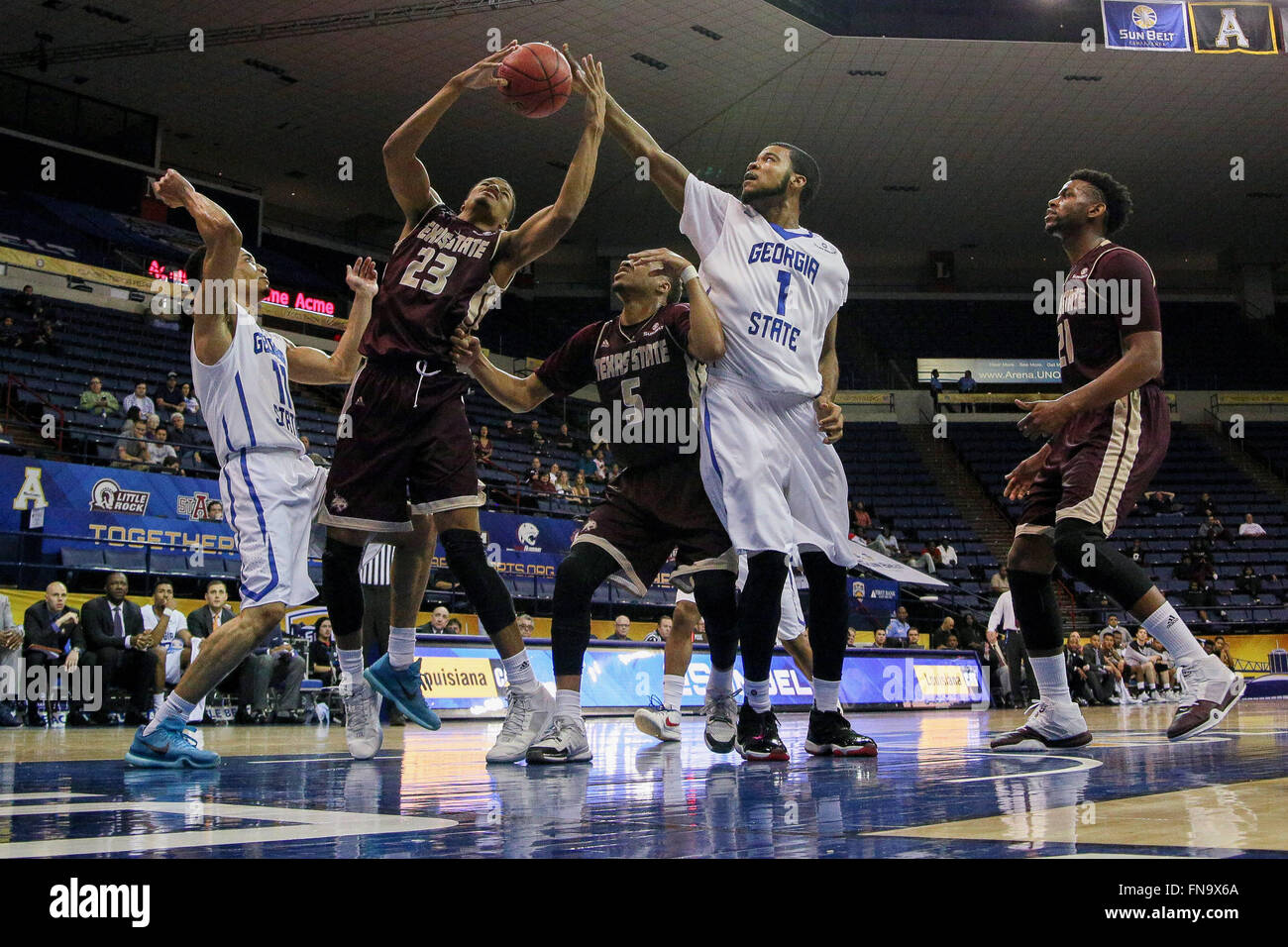 New Orleans, LA, USA. 10 Mar, 2016. Texas State Bobcats guard Anthony Roberson (23) s'empare d'un rebond contre Georgia State Panthers avant Jeremy Hollowell (1) au cours d'un match de basket-ball de NCAA entre les Bobcats de l'État du Texas et l'état de la Géorgie à l'Panthers UNO Lakefront Arena à New Orleans, LA. Stephen Lew/CSM/Alamy Live News Banque D'Images