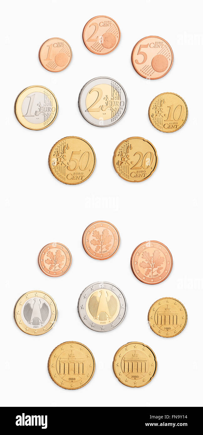 Une pile de pièces d'argent sur fond blanc Banque D'Images