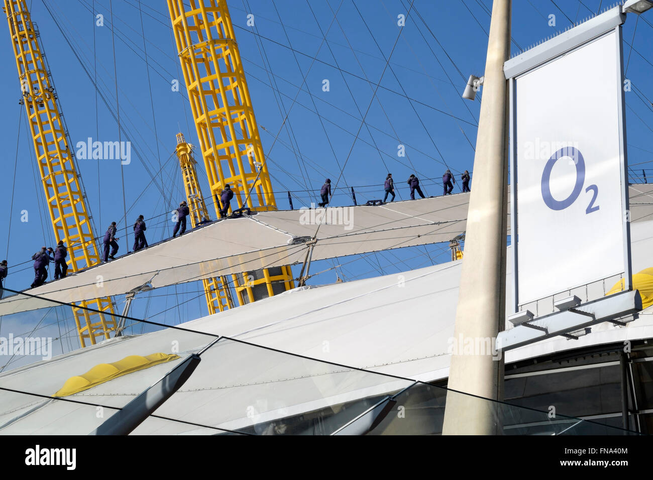 Les touristes sur le toit à pied à l'O2, Greenwich, Londres anciennement connu sous le Millennium Dome. Banque D'Images