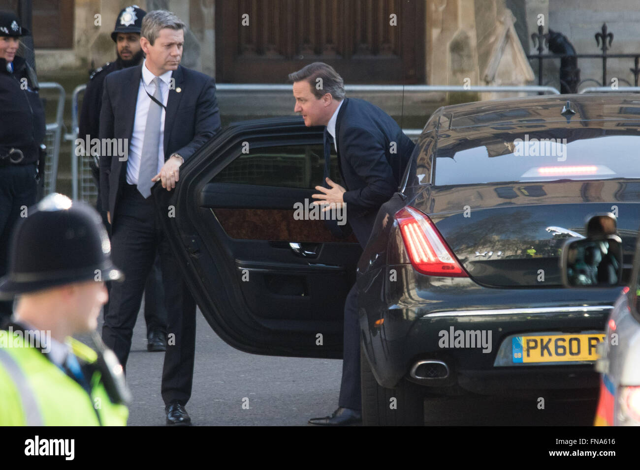 L'Abbaye de Westminster, Londres, 14 mars 2016. Sa Majesté la Reine, Chef du Commonwealth, accompagnée du duc d'Édimbourg, le duc et la duchesse de Cambridge et le prince Harry assister au service du Commonwealth à l'abbaye de Westminster le jour du Commonwealth. Photo : Le premier ministre David Cameron arrive. Crédit : Paul Davey/Alamy Live News Banque D'Images