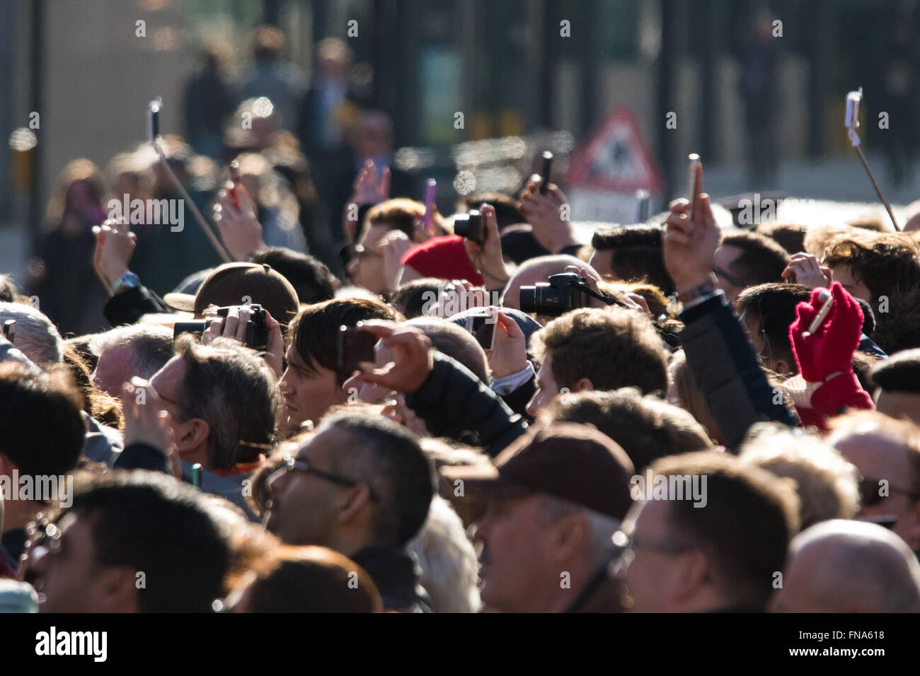 L'Abbaye de Westminster, Londres, 14 mars 2016. Sa Majesté la Reine, Chef du Commonwealth, accompagnée du duc d'Édimbourg, le duc et la duchesse de Cambridge et le prince Harry assister au service du Commonwealth à l'abbaye de Westminster le jour du Commonwealth. Sur la photo : des foules de spectateurs s'efforcer d'obtenir une photo. Crédit : Paul Davey/Alamy Live News Banque D'Images