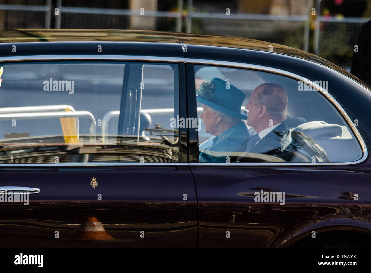 L'Abbaye de Westminster, Londres, 14 mars 2016. Sa Majesté la Reine, Chef du Commonwealth, accompagnée du duc d'Édimbourg, le duc et la duchesse de Cambridge et le prince Harry assister au service du Commonwealth à l'abbaye de Westminster le jour du Commonwealth. Sur la photo : La Reine et le duc d'Édimbourg arrivent. Crédit : Paul Davey/Alamy Live News Banque D'Images