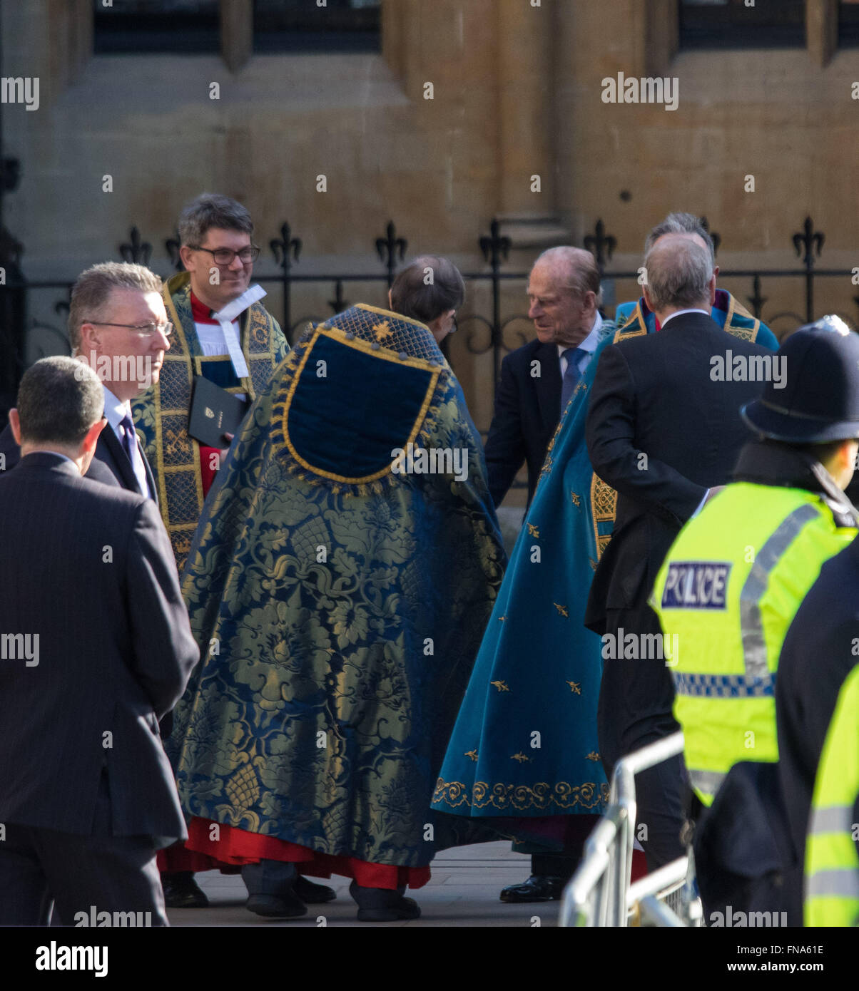 L'Abbaye de Westminster, Londres, 14 mars 2016. Sa Majesté la Reine, Chef du Commonwealth, accompagnée du duc d'Édimbourg, le duc et la duchesse de Cambridge et le prince Harry assister au service du Commonwealth à l'abbaye de Westminster le jour du Commonwealth. Sur la photo : La Reine et le duc d'Édimbourg arrivent. Crédit : Paul Davey/Alamy Live News Banque D'Images