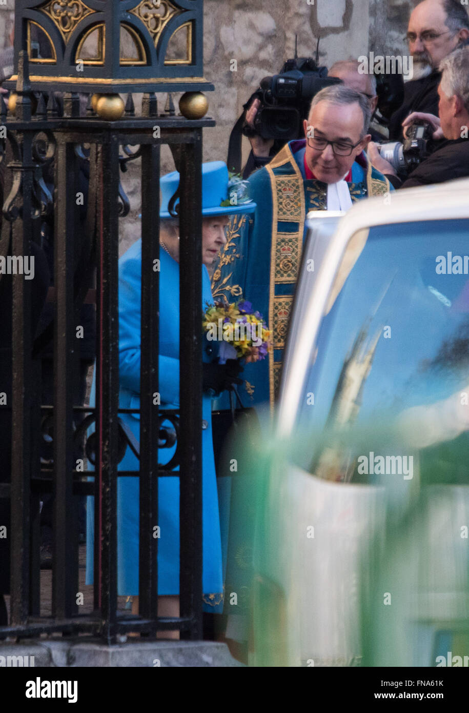L'Abbaye de Westminster, Londres, 14 mars 2016. Sa Majesté la Reine, Chef du Commonwealth, accompagnée du duc d'Édimbourg, le duc et la duchesse de Cambridge et le prince Harry assister au service du Commonwealth à l'abbaye de Westminster le jour du Commonwealth. Sur la photo : La Reine quitte l'abbaye de Westminster à la fin du service. Crédit : Paul Davey/Alamy Live News Banque D'Images