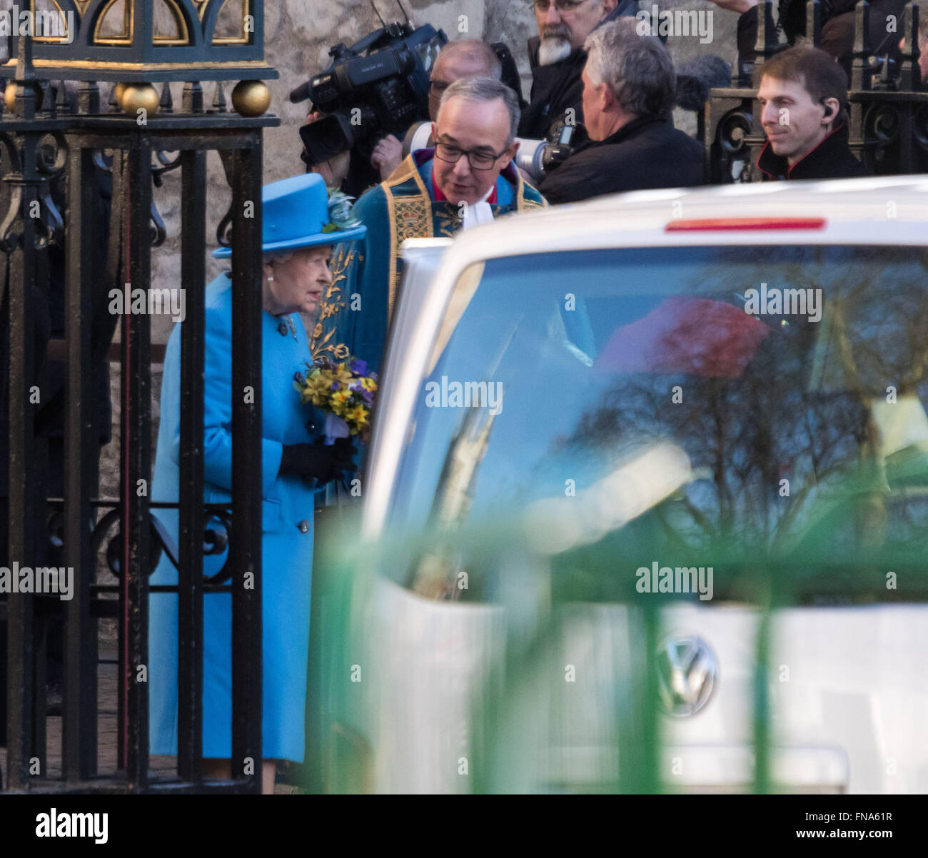 L'Abbaye de Westminster, Londres, 14 mars 2016. Sa Majesté la Reine, Chef du Commonwealth, accompagnée du duc d'Édimbourg, le duc et la duchesse de Cambridge et le prince Harry assister au service du Commonwealth à l'abbaye de Westminster le jour du Commonwealth. Sur la photo : La Reine quitte l'abbaye de Westminster à la fin du service. Crédit : Paul Davey/Alamy Live News Banque D'Images