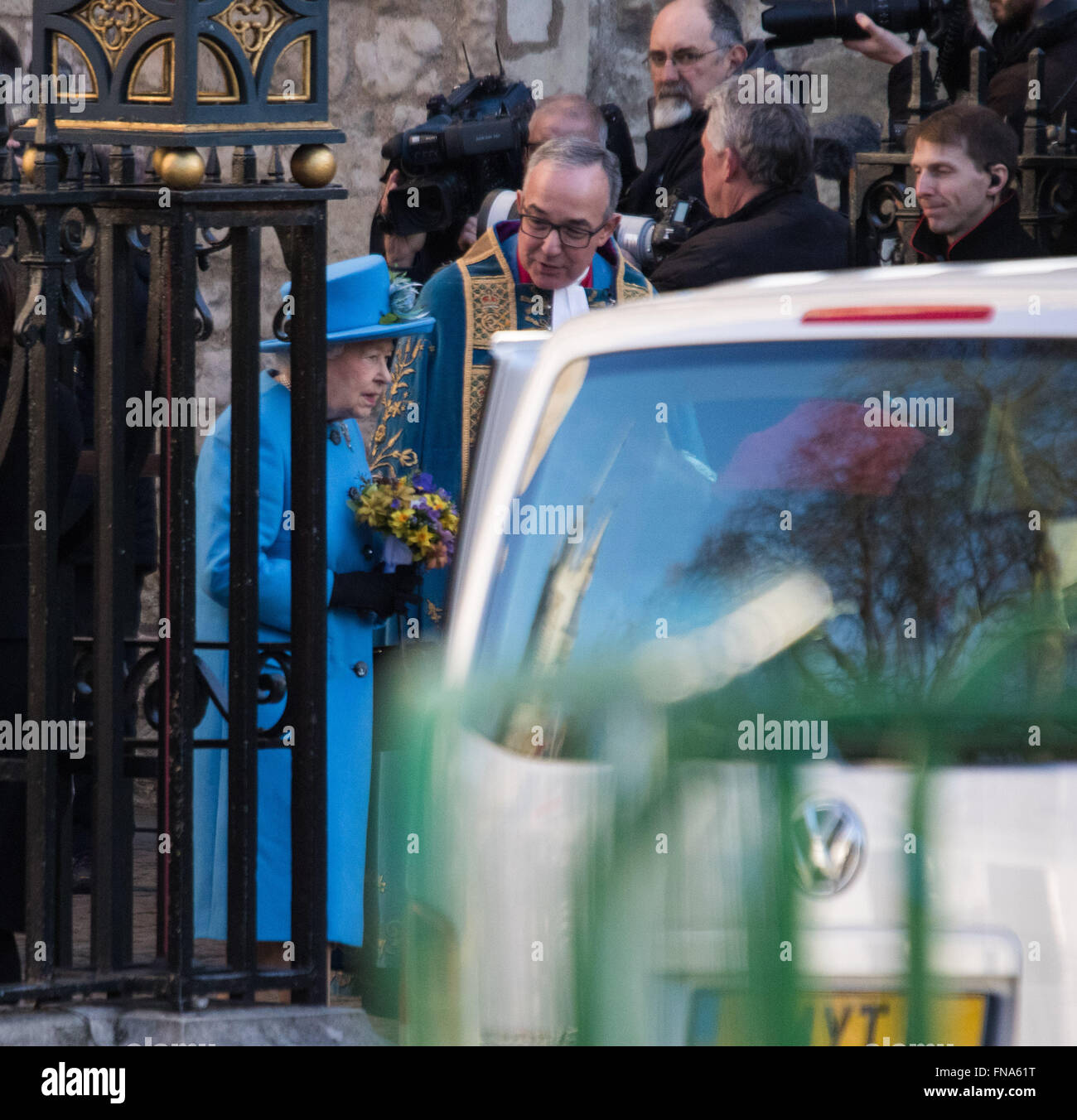 L'Abbaye de Westminster, Londres, 14 mars 2016. Sa Majesté la Reine, Chef du Commonwealth, accompagnée du duc d'Édimbourg, le duc et la duchesse de Cambridge et le prince Harry assister au service du Commonwealth à l'abbaye de Westminster le jour du Commonwealth. Sur la photo : La Reine quitte l'abbaye de Westminster à la fin du service. Crédit : Paul Davey/Alamy Live News Banque D'Images
