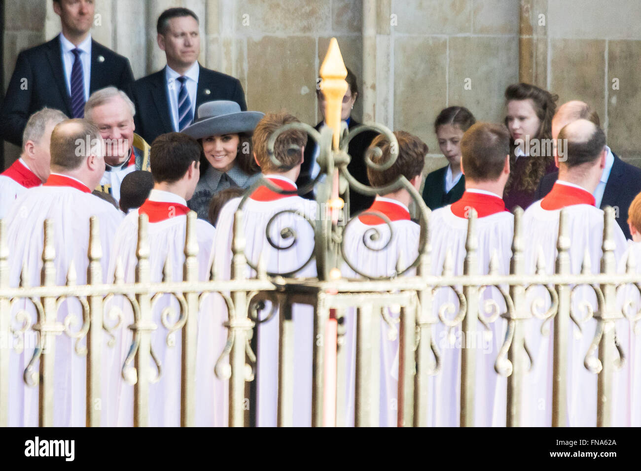 L'Abbaye de Westminster, Londres, 14 mars 2016. Sa Majesté la Reine, Chef du Commonwealth, accompagnée du duc d'Édimbourg, le duc et la duchesse de Cambridge et le prince Harry assister au service du Commonwealth à l'abbaye de Westminster le jour du Commonwealth. Sur la photo : la duchesse de Cambridge s'entretient avec des membres de la chorale. Crédit : Paul Davey/Alamy Live News Banque D'Images