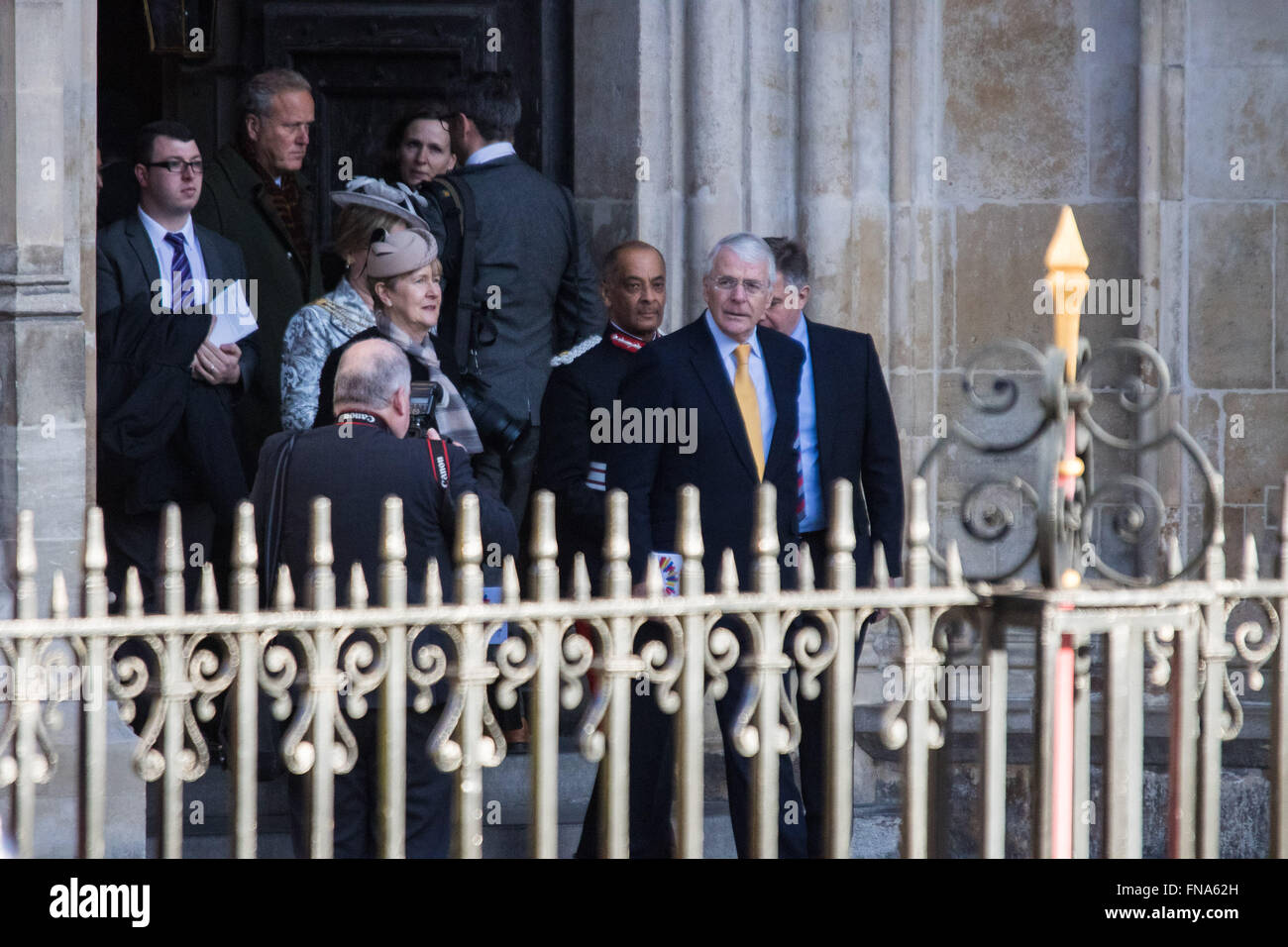 L'Abbaye de Westminster, Londres, 14 mars 2016. Sa Majesté la Reine, Chef du Commonwealth, accompagnée du duc d'Édimbourg, le duc et la duchesse de Cambridge et le prince Harry assister au service du Commonwealth à l'abbaye de Westminster le jour du Commonwealth. Sur la photo : l'ancien Premier ministre britannique John Major dans la cravate jaune, quitte l'abbaye de Westminster après le service. Crédit : Paul Davey/Alamy Live News Banque D'Images