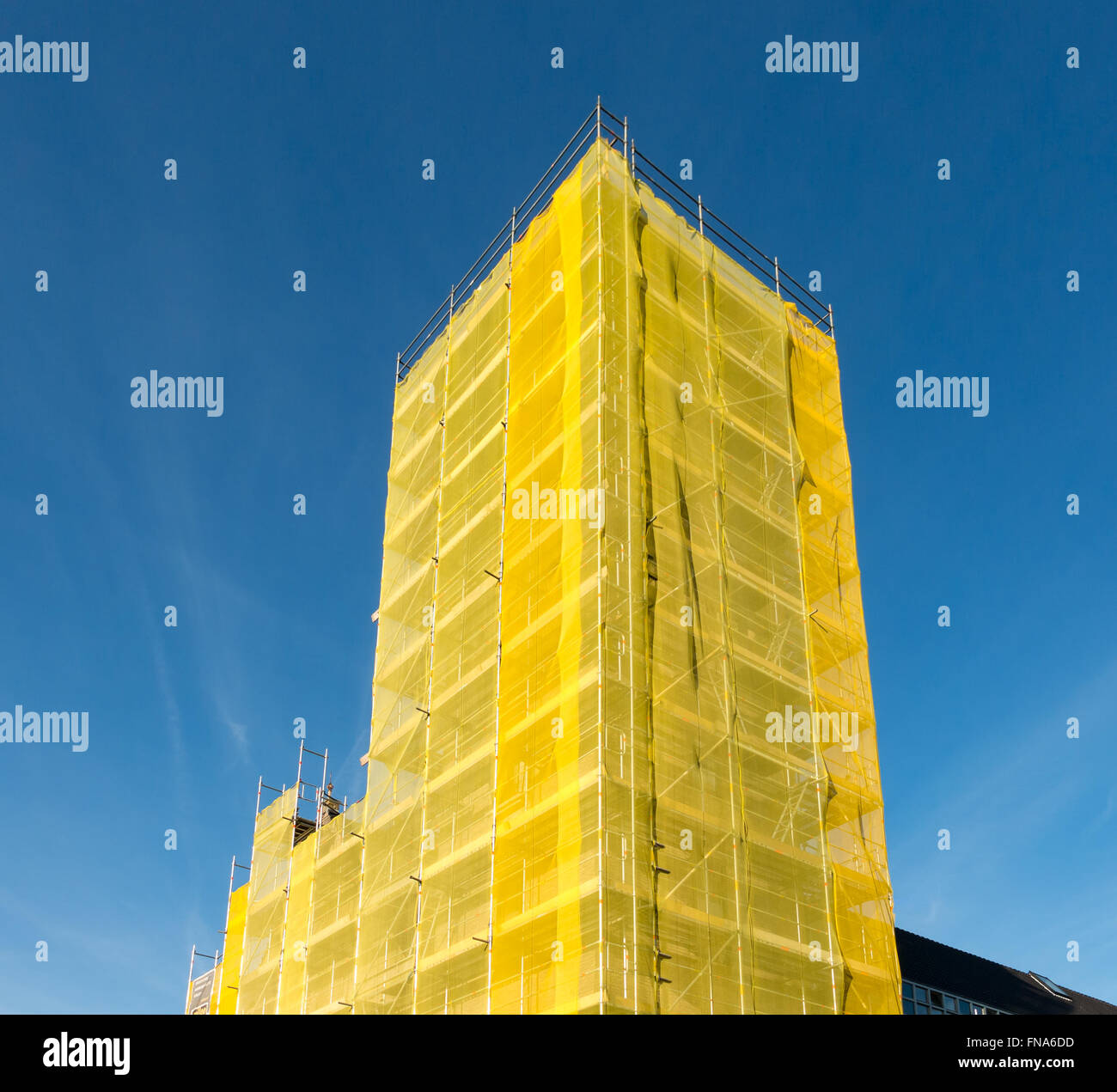 La construction d'échafaudage pour la rénovation du bâtiment de la tour de l'église aux Pays-Bas Banque D'Images