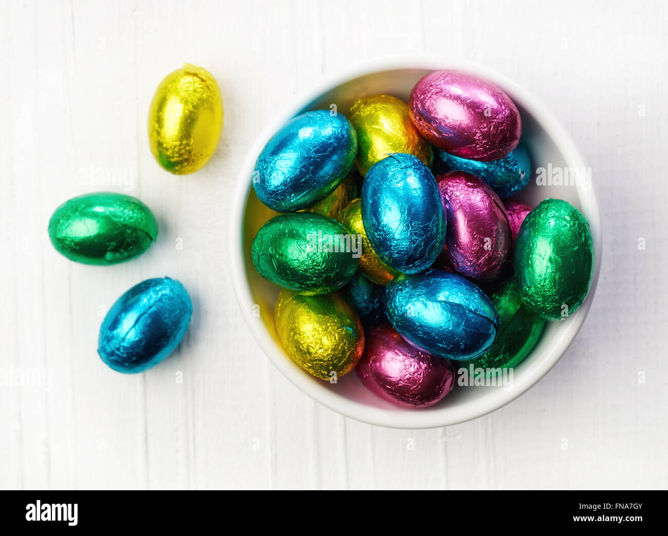 Des œufs en chocolat dans un bol sur une table en bois, vue du dessus Banque D'Images