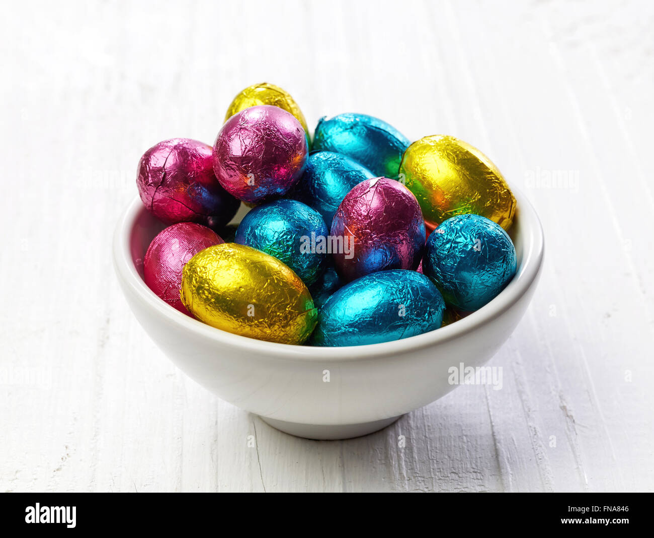 Des oeufs en chocolat bol sur table en bois Banque D'Images