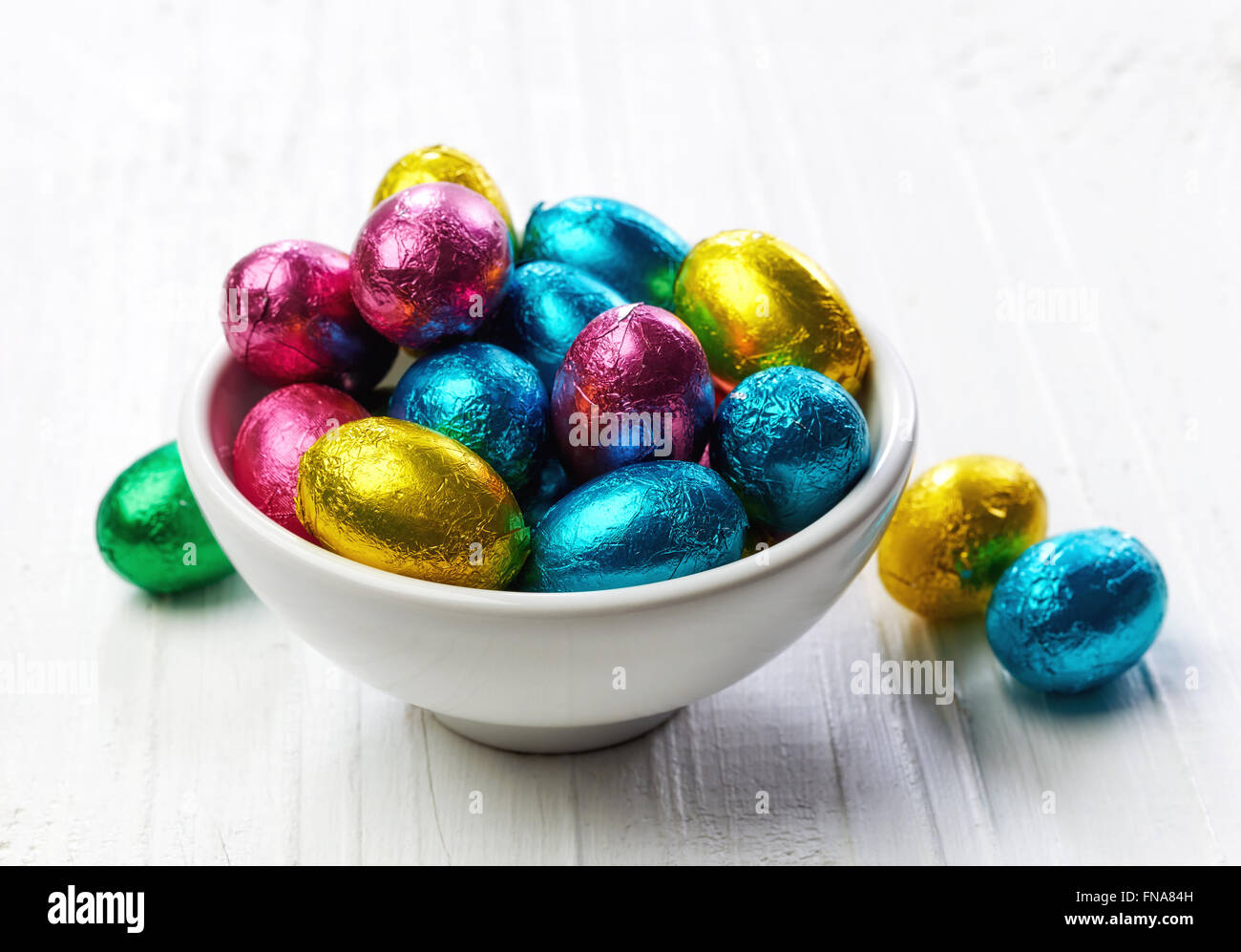 Des oeufs en chocolat bol sur table en bois Banque D'Images