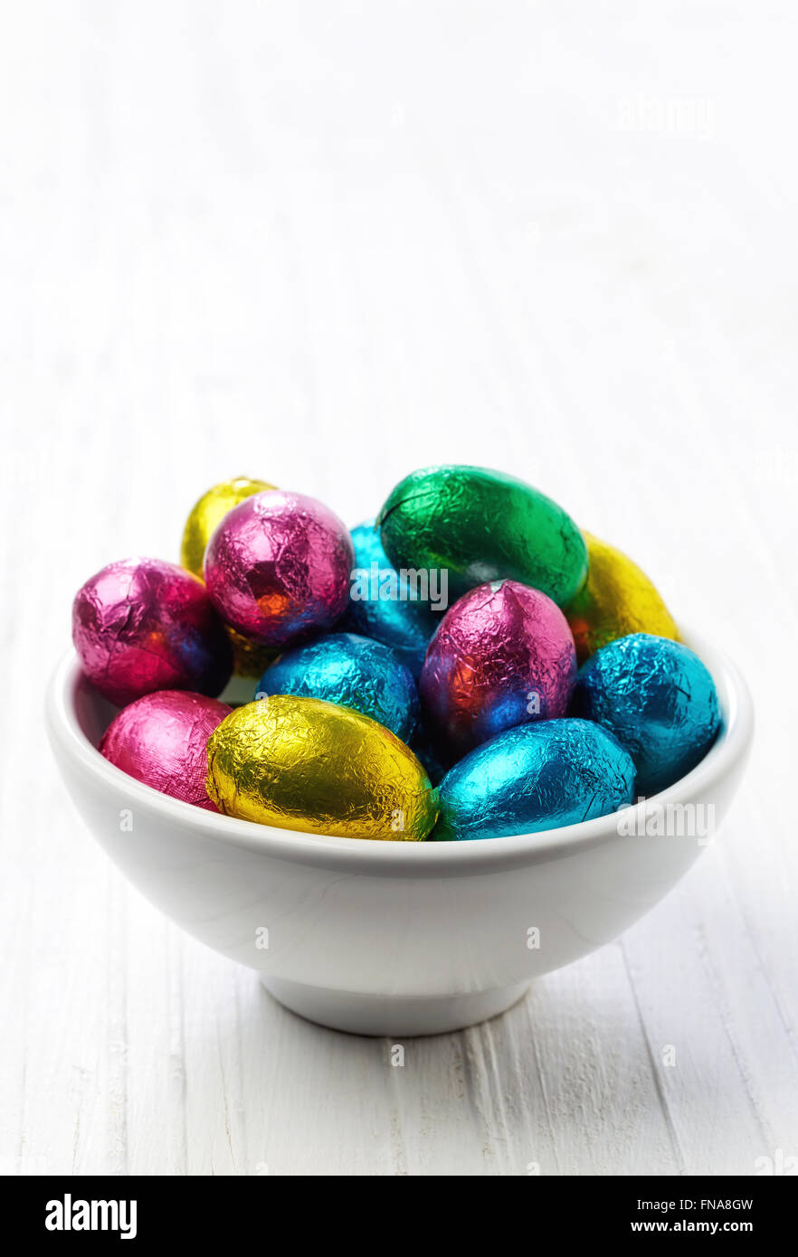 Des oeufs en chocolat bol sur table en bois Banque D'Images