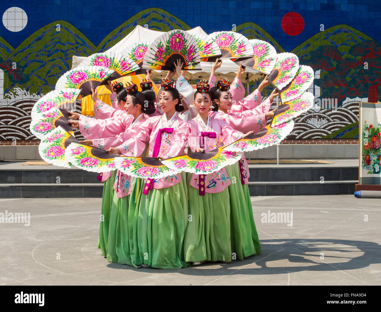 Les femmes traditionnelles danseurs, Insa-dong, Séoul, Corée du Sud Banque D'Images