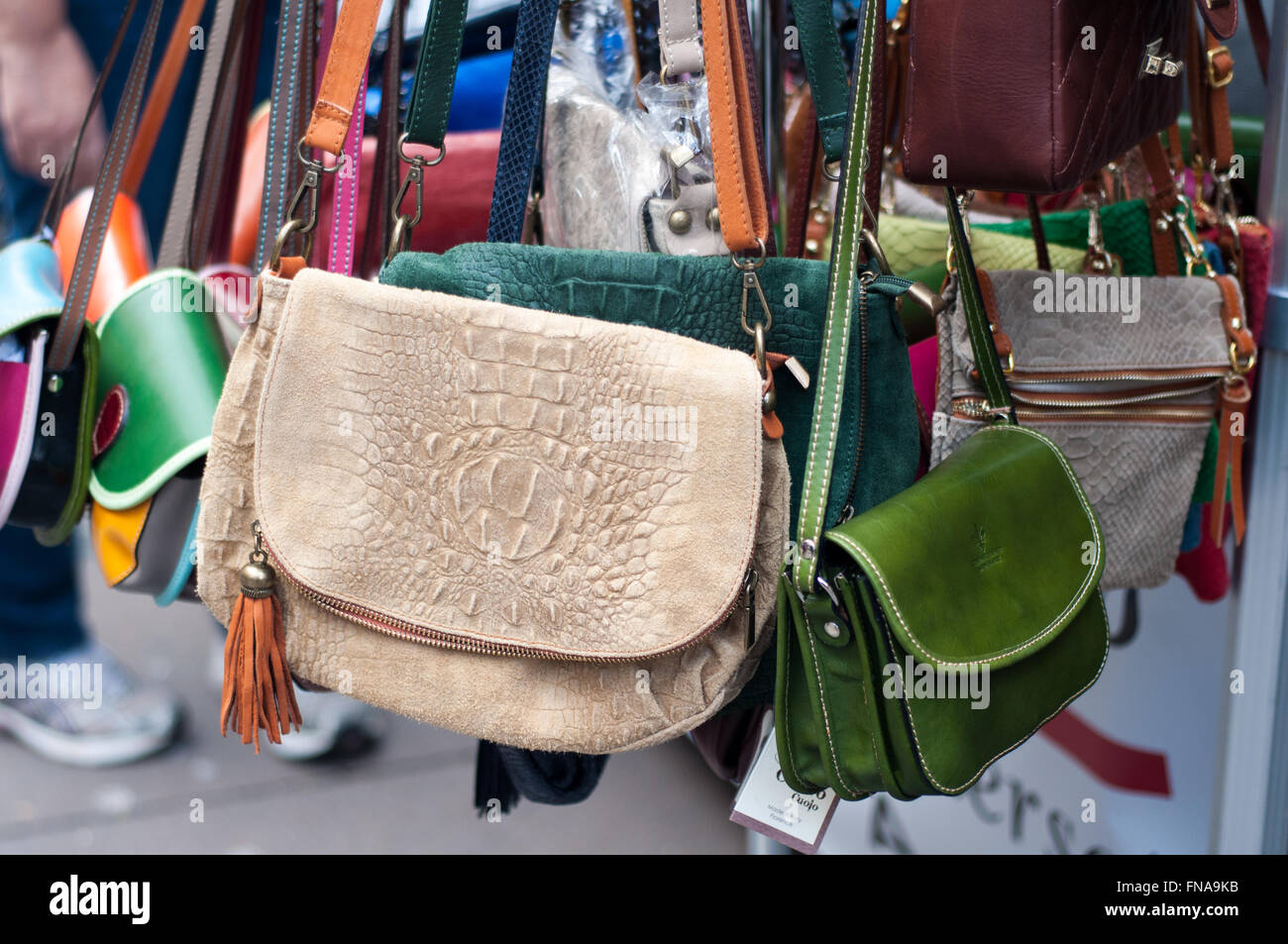 étal de marché de sac à main en cuir Banque de photographies et d'images à  haute résolution - Alamy
