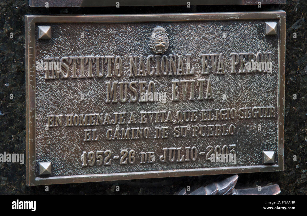 Plaque sur le mausolée de la Familia Duarte le lieu de sépulture, commémorant Eva Peron. Dans le cimetière de la Recoleta Buenos Aires Banque D'Images