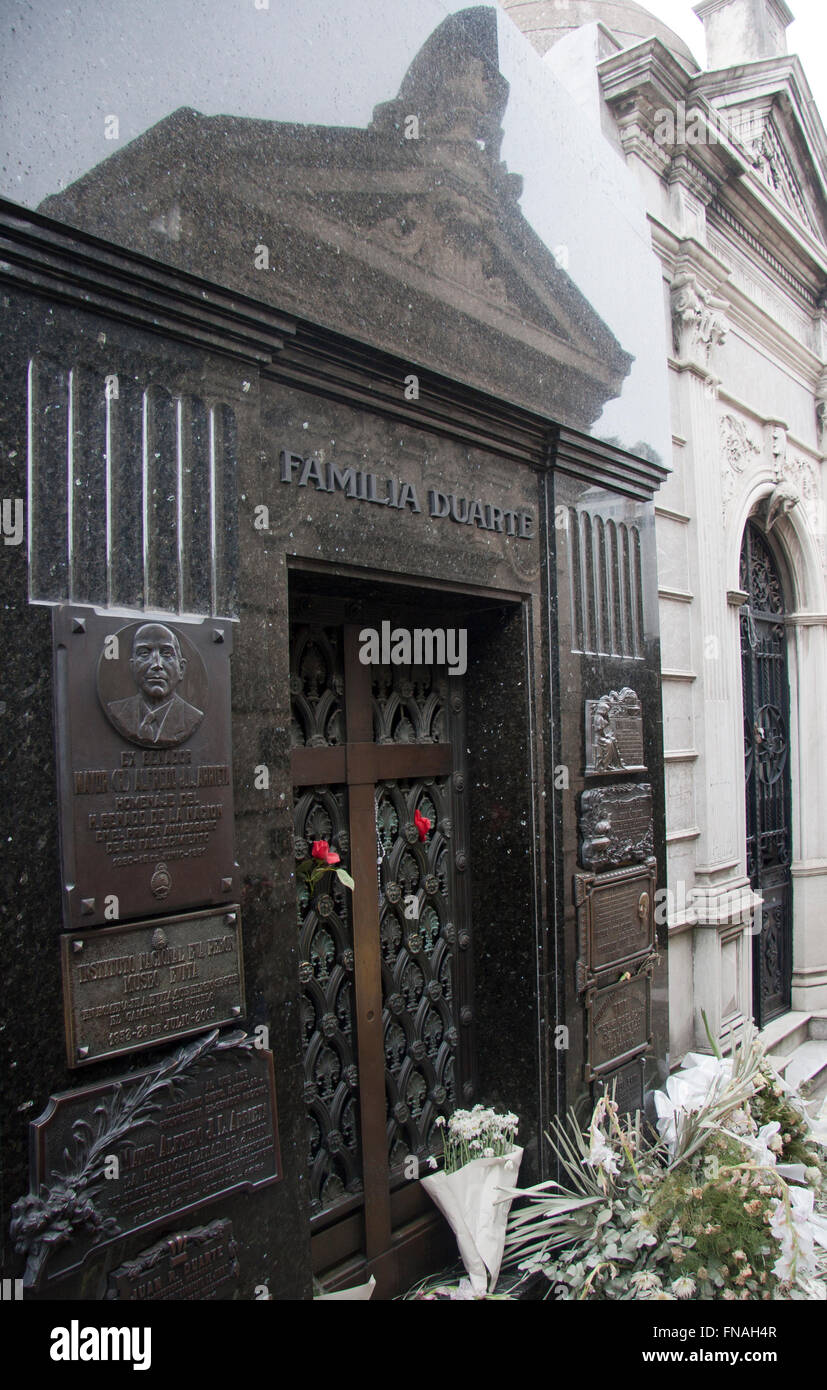 Le mausolée de la Familia Duarte le lieu de sépulture de Evita Paron. C'est dans le cimetière de la Recoleta à Buenos Aires, Argentine Banque D'Images