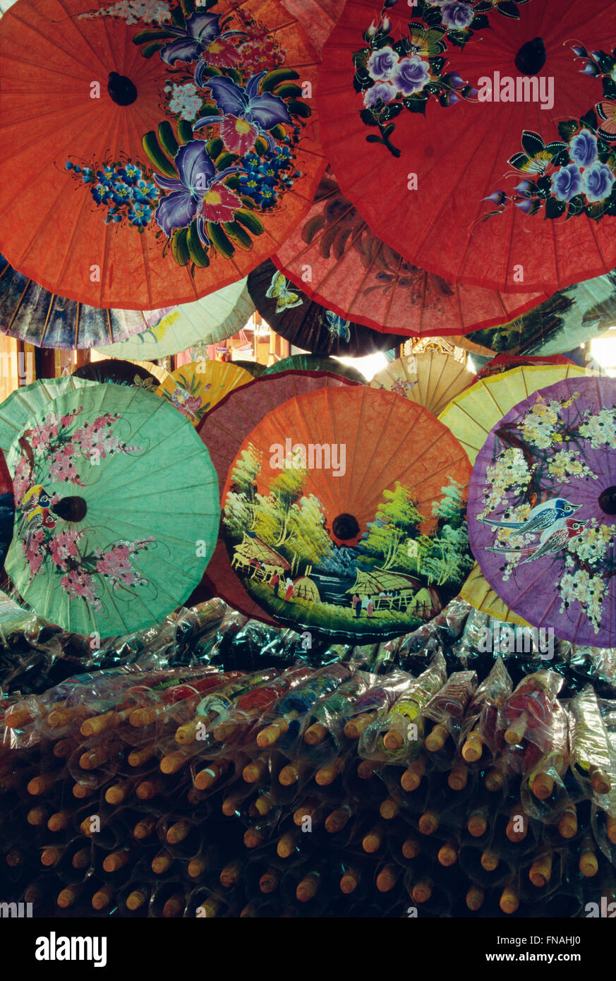 Affichage de papier Hand-Painted parapluies, Chiang Mai, Thaïlande Banque D'Images Affichage de papier Hand-Painted parapluies, Chiang Mai, Thaïlande Banque D'Images