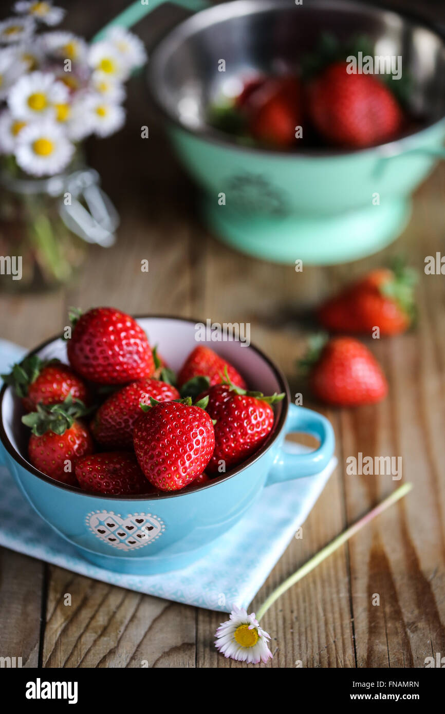 Les fraises dans un bol Banque D'Images