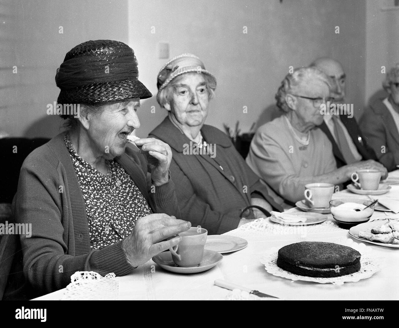 Vieilles personnes âgées personnes socialisant autour du thé et des biscuits Grande-Bretagne années 1960 photo de David Bagnall. Banque D'Images