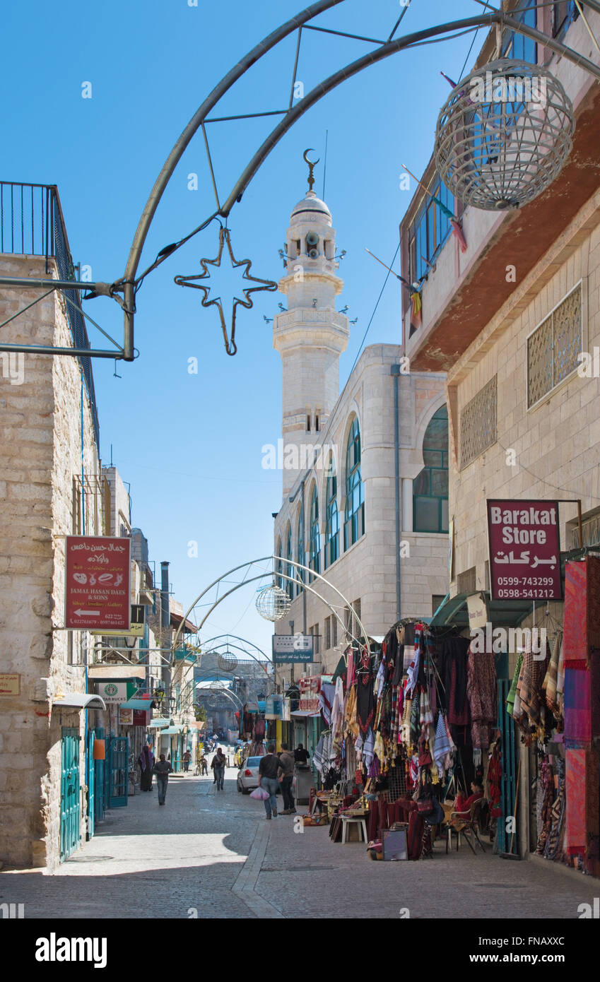 Bethléem, Israël - 6 mars 2015 : l'allée dans la ville avec le minaret en arrière-plan. Banque D'Images