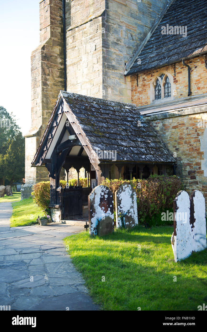 Le porche de l'église de St Mary Magdalene dans le village de Rusper, West Sussex, UK Banque D'Images