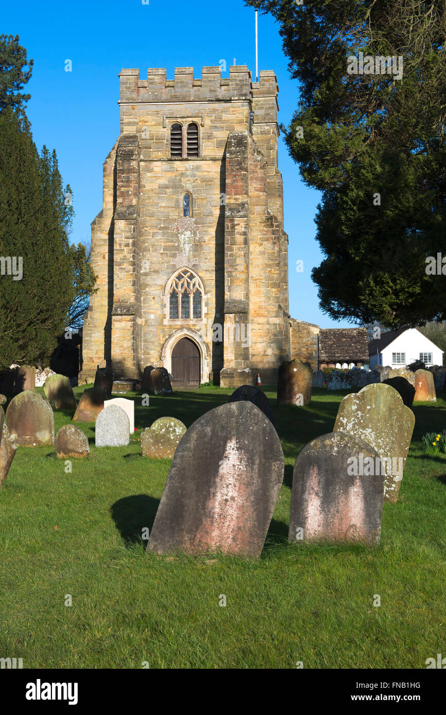 La tour de l'église de St Mary Magdalene dans le village de Rusper, West Sussex, UK Banque D'Images