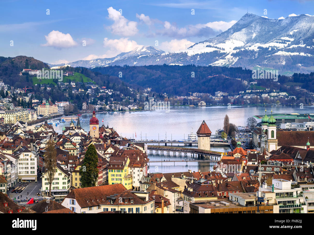 Lucerne, Suisse, vue aérienne de la vieille ville, le lac et les montagnes Rigi Banque D'Images