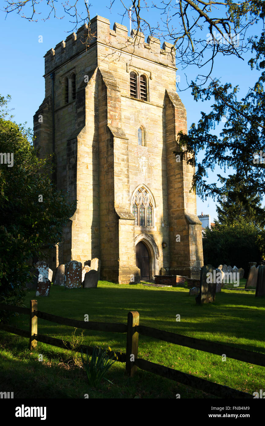 La tour de St Mary Magdalene, dans le village de Rusper sur un après-midi de printemps, West Sussex, UK Banque D'Images