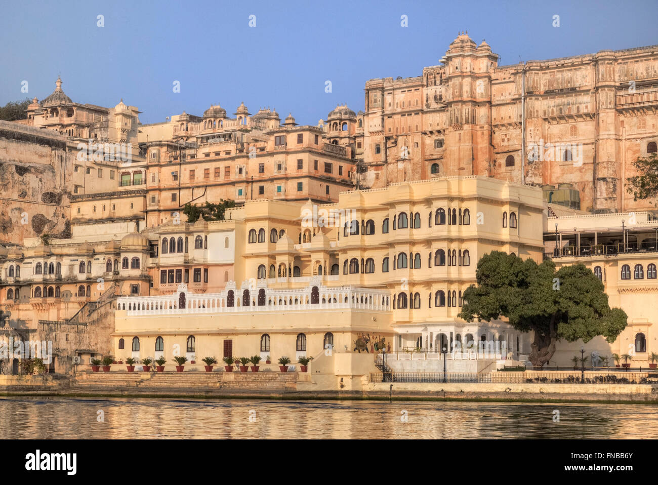 City Palace, Udaipur, le lac Pichola, Rajasthan, Inde Banque D'Images